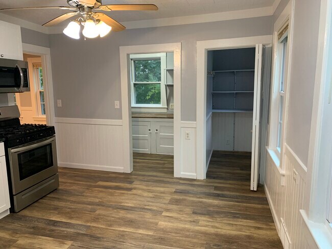 Comer en la cocina - 13 Forest Ave