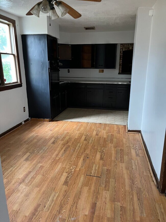 Building Photo - Three Bedroom Single Family House