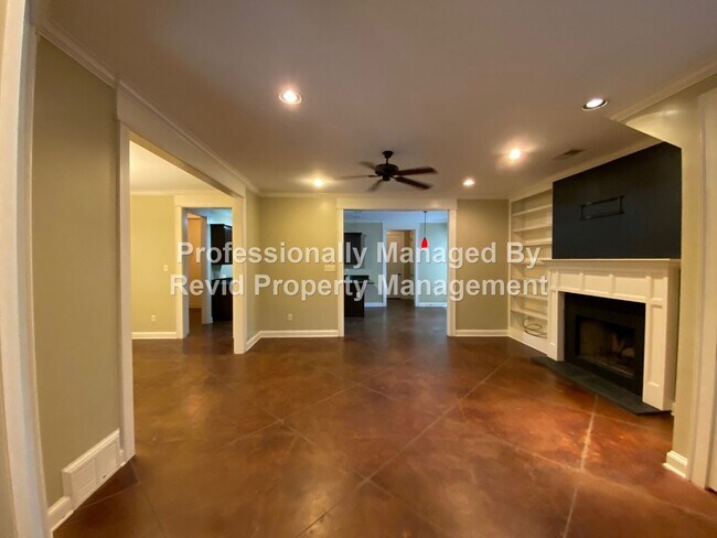 Building Photo - Spacious 3 Bedroom 2.5 Bath Home in the Co...