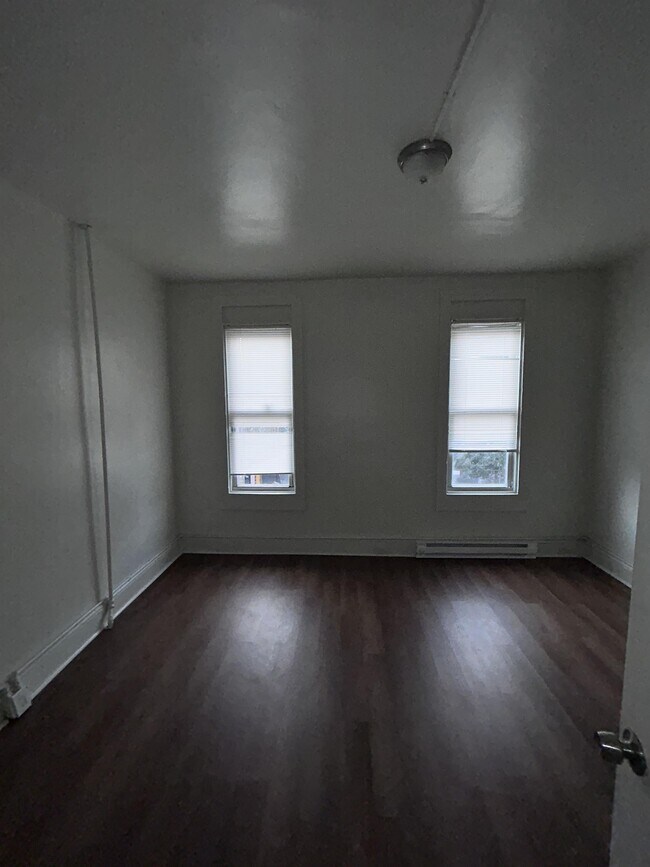 Building Photo - 323 N 9th St