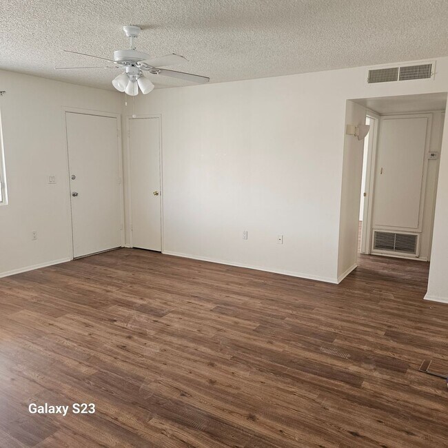 Building Photo - 9845 N 105th Dr