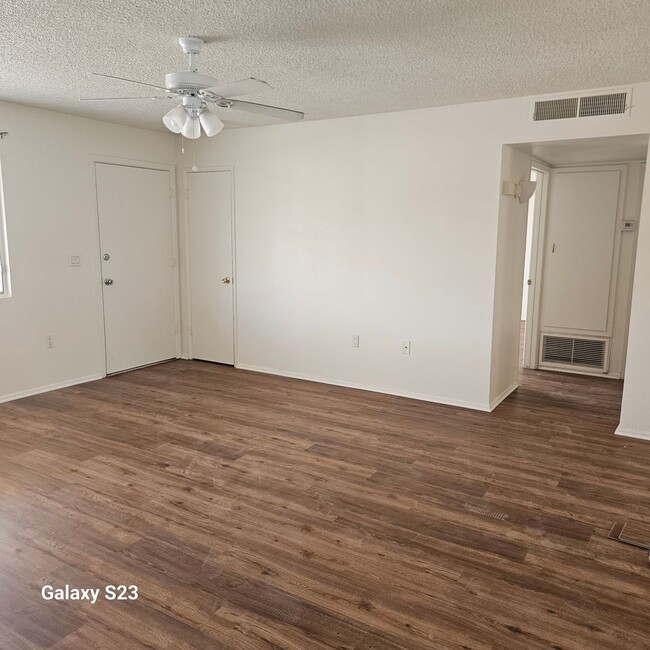 Foto del edificio - 9845 N 105th Dr