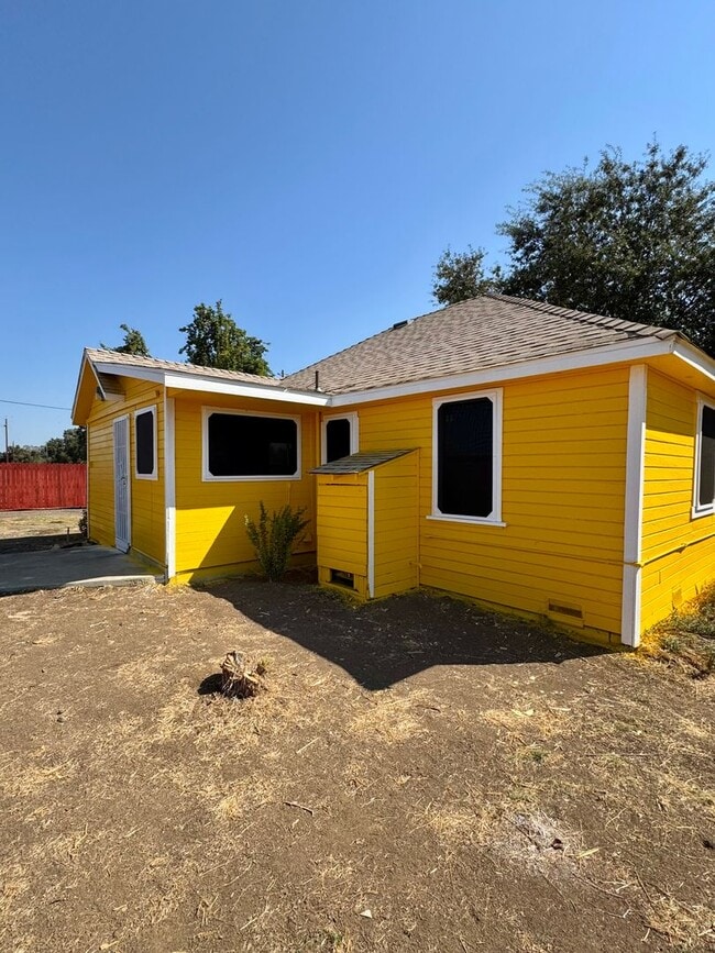Building Photo - Charming Country Retreat Surrounded by Orc...