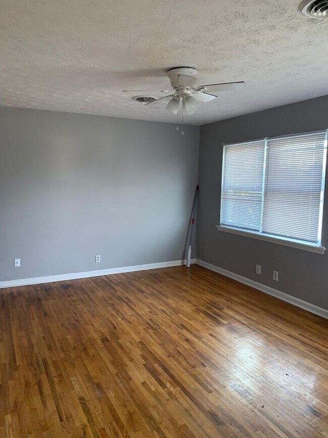 Building Photo - 3514 River Park Dr