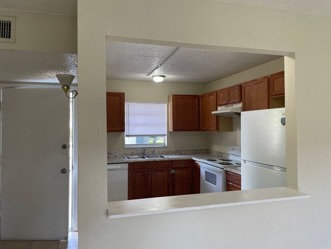 Foto del edificio - Price reduced!! 1bed/1bath 1st floor Condo...