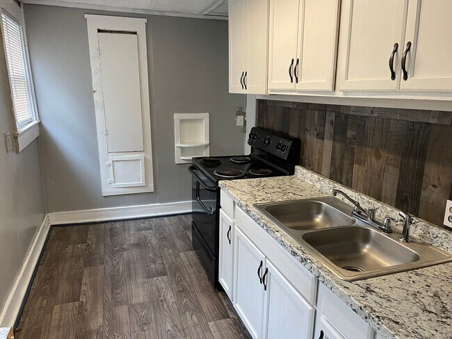 Building Photo - Cute 2 Bedroom Home in Queensborough