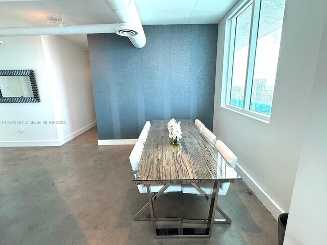 Foto del edificio - 700 NE 25th St