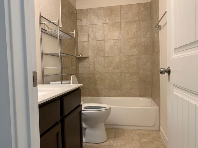 Foto del edificio - The Perfect Blend of Space & Location – 5 Beds Near Alliance