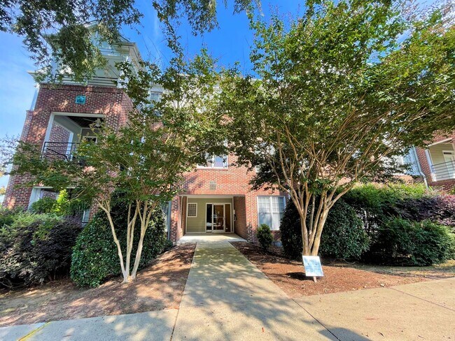 Building Photo - Spacious, beautifully renovated 2 bedroom ...