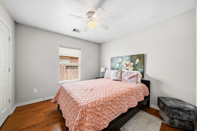 Foto del edificio - 3414 Oaklawn Pl Dr