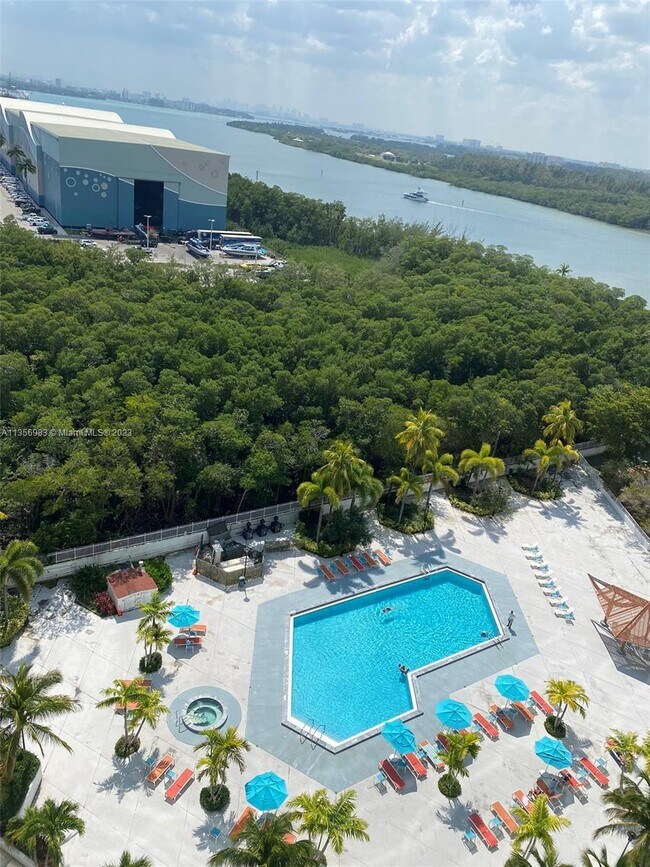 Foto del edificio - 100 Bayview Dr