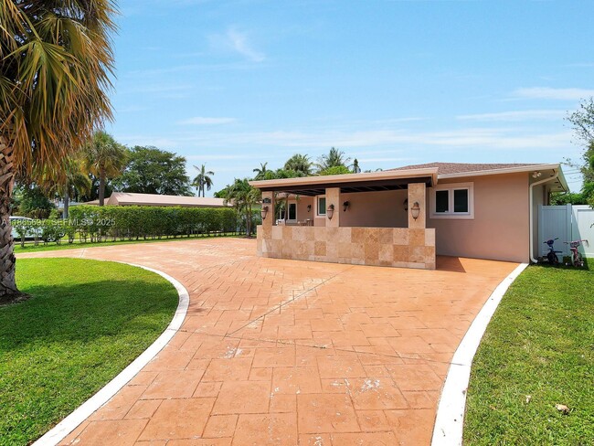 Building Photo - 3141 Hollywood Blvd