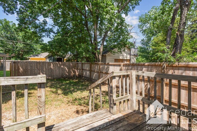 Building Photo - Updated 2 Bedroom Home, GET THE FIRST MONT...