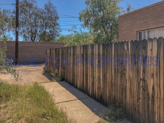 Building Photo - 2 Bedroom Duplex Remolded