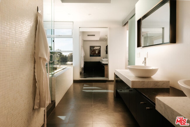 Foto del edificio - 2651 Nichols Canyon Rd