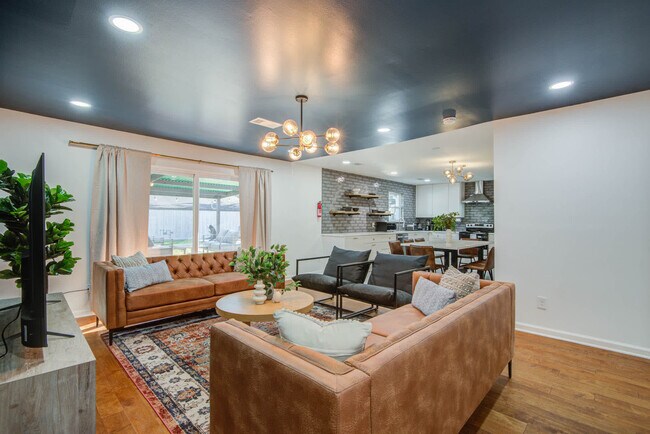 Building Photo - 9515 Meadowglen Ln