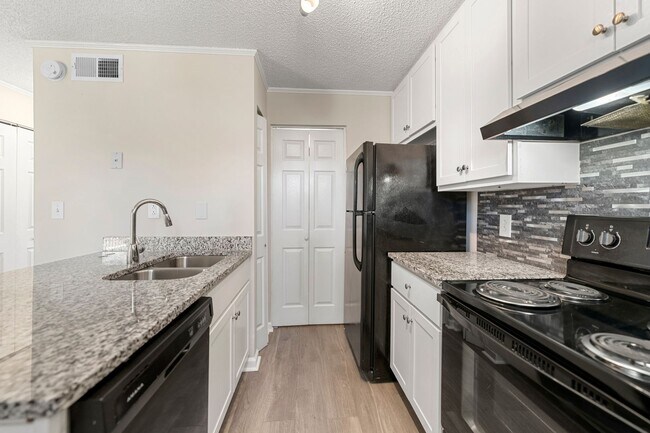 Foto del edificio - Introducing a Charming End Unit Townhouse ...