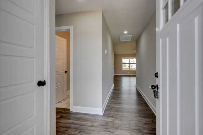 Foto del edificio - Stunning Like-New Home with Open Floor Pla...