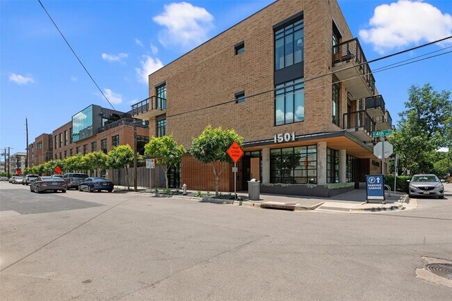 Building Photo - 310 Comal St