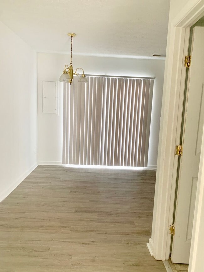 Building Photo - 3 Bedroom End Unit Townhouse