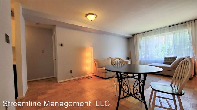 Foto del edificio - 1 br, 1 bath House - 4545 MacArthur Blvd N...