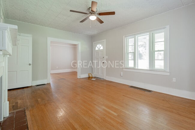 Building Photo - Charming 2 Bedroom in Anderson!