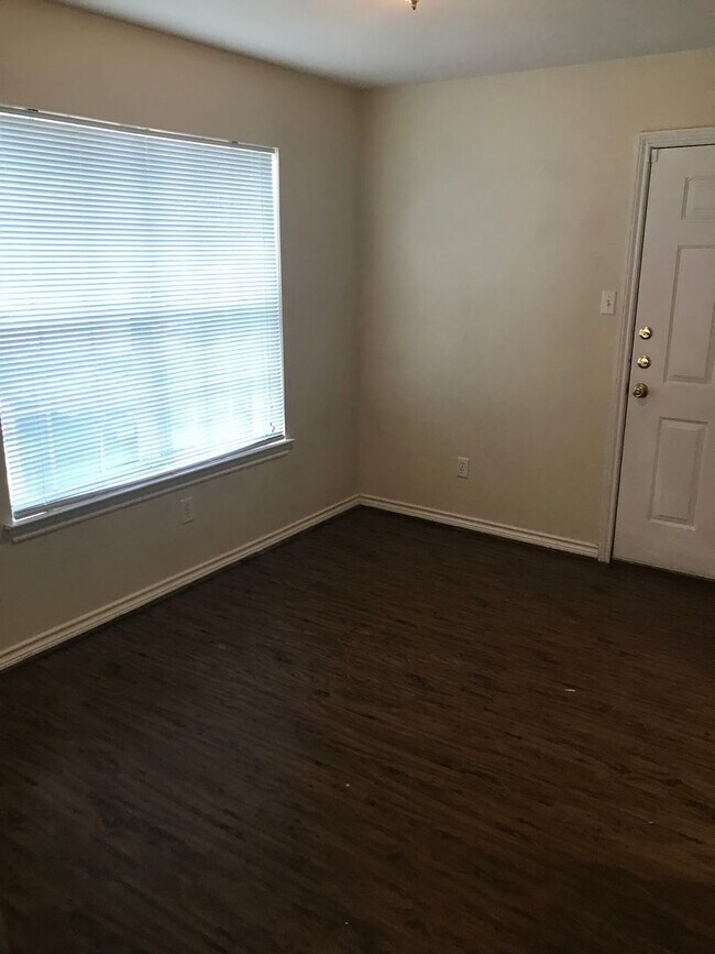 Foto del edificio - Spacious Duplex Available In Steeplechase ...