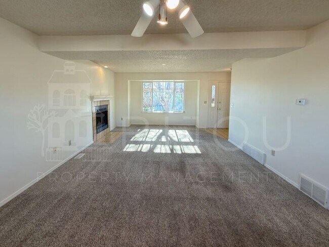 Foto del edificio - 3498 Mountainside Dr