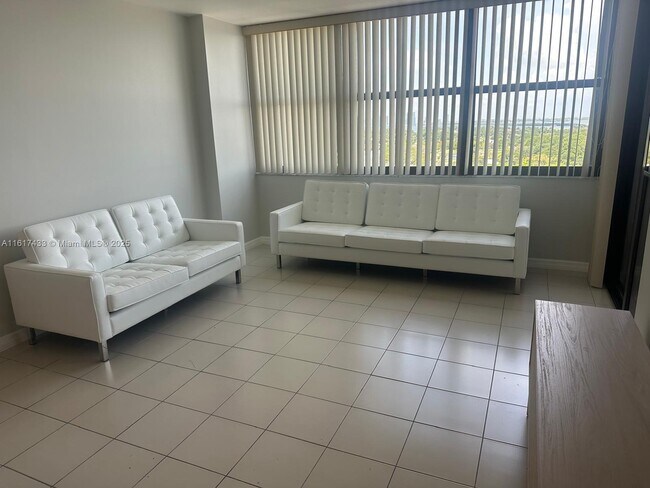 Foto del edificio - 2555 Collins Ave