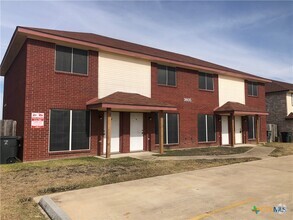 Building Photo - 3805 Woodrow Dr