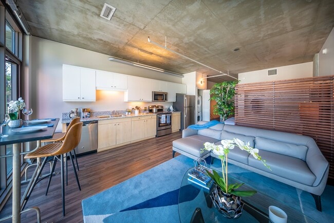 Building Photo - Tenth&G