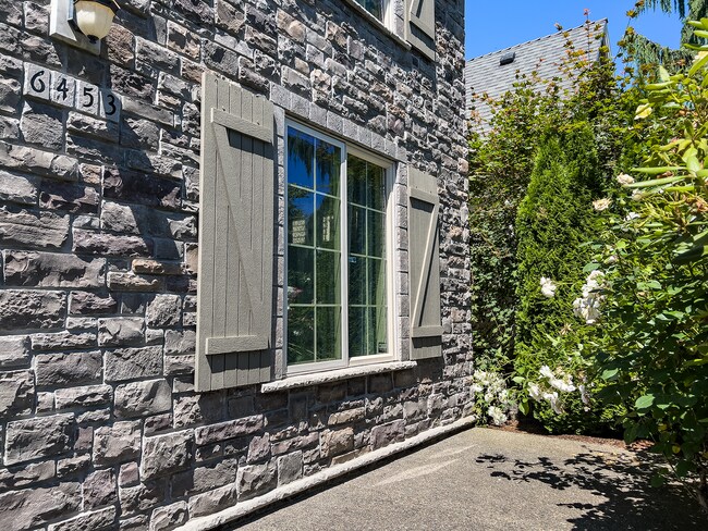 Building Photo - Fantastic and Cared for 4 Bed, 3 bath home...