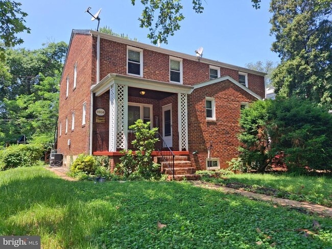 Building Photo - 3906 Rosecrest Ave