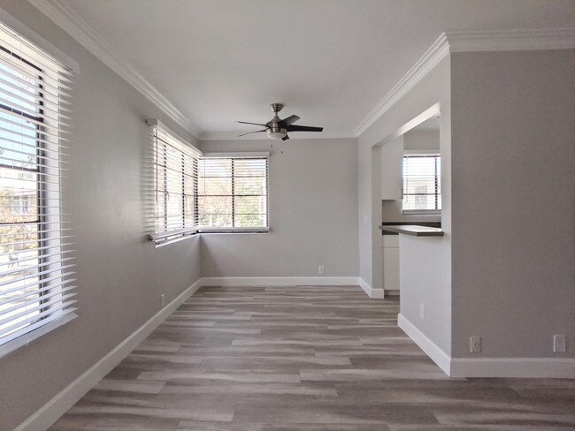 Área de comedor - 458 S Oakhurst Dr