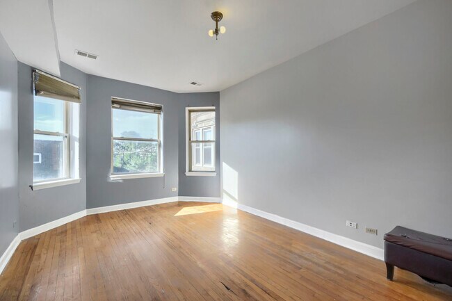 Foto del edificio - 7724 S Cornell Ave