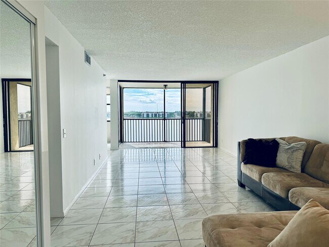 Foto del edificio - 105 Lake Emerald Dr