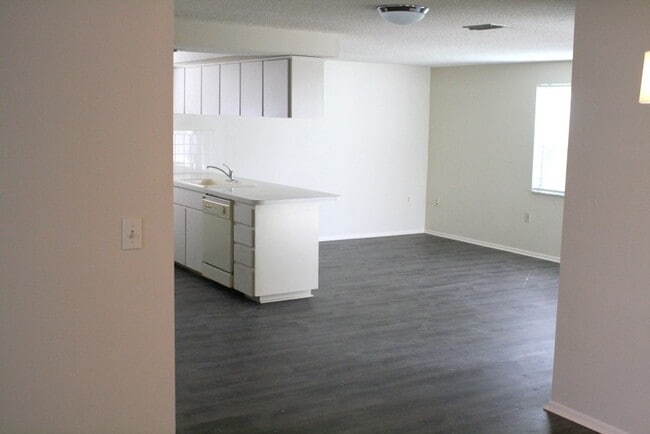 Building Photo - Beautiful large 2 bedroom 2 bath in New Port Richey