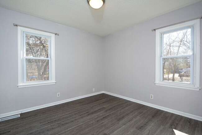 Building Photo - 1442 lake st NE