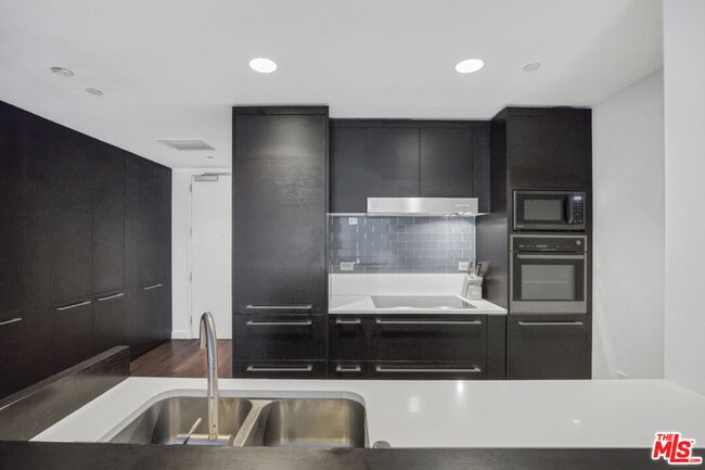 Building Photo - 6250 Hollywood Blvd