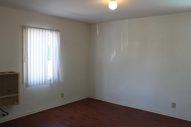 Building Photo - 4907 Beverly Blvd