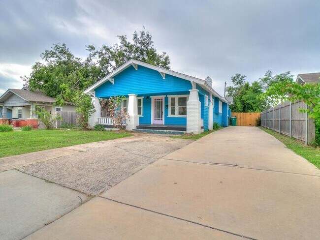 Building Photo - 3 Bed 1 Bath House Includes Pool Care!