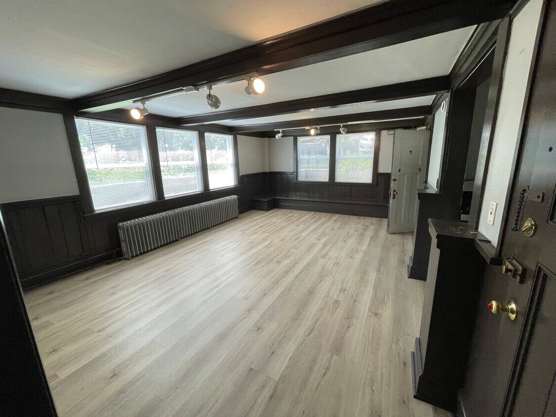 Foto principal - 1902 Game Room - Converted Mansion - Avail...
