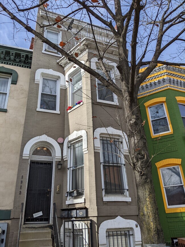 Shaw / U St row house - 1912 9th St NW
