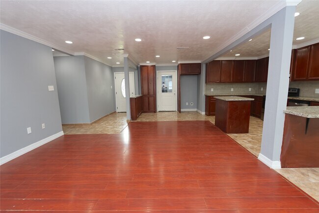 Building Photo - 6915 La Violetta Dr