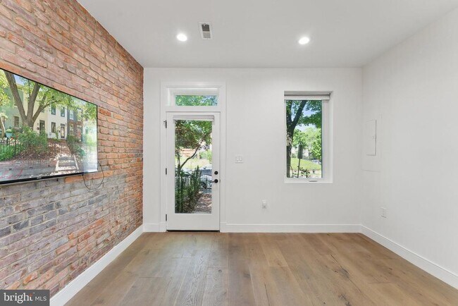 Foto del edificio - 1537 C St SE