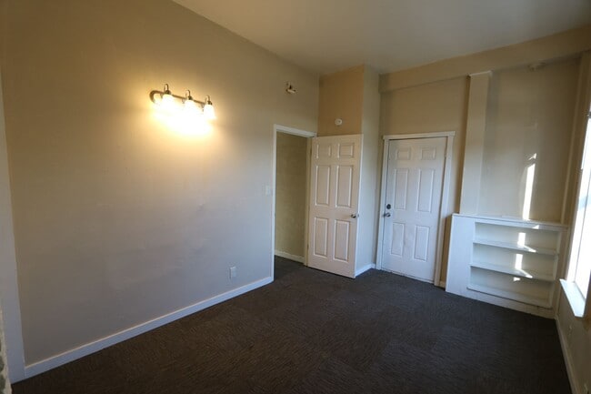 Building Photo - 539, 539 1/2 S 8th St, Burlington, IA 52601