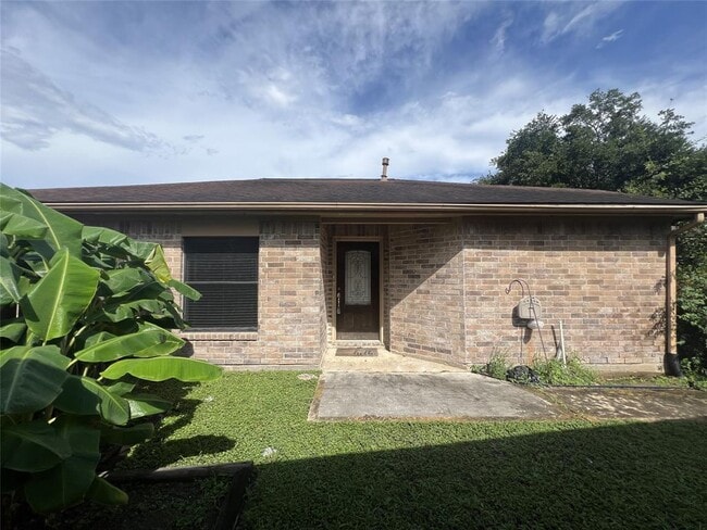 Building Photo - 7430 Village Lake Dr
