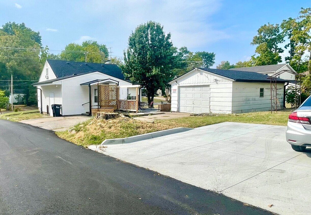 Building Photo - Very Unique 5 Bedroom Home on Large Lot