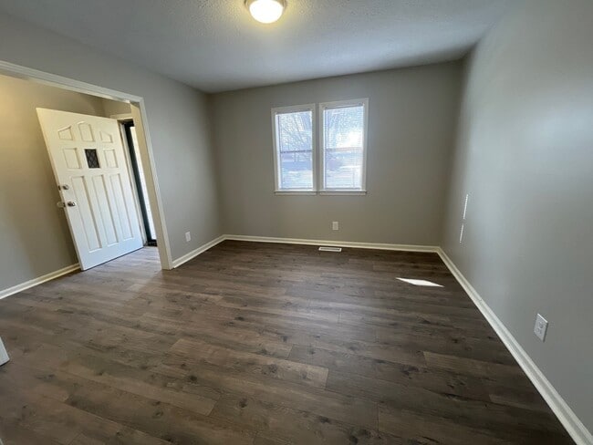 Building Photo - 102 Commanche Trl