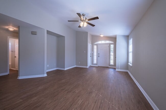 Building Photo - Lovely & Convenient 3 Bedroom, 2 Bath Home...